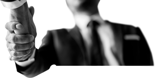 Homem de terno fechando negócio (aperto de mãos)